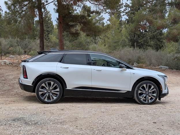 הדגם הקטן בהיצע של רכבי הפנאי של קאדילק, אבל הוא גדול יותר מאאודי Q6 אי-טרון למשל