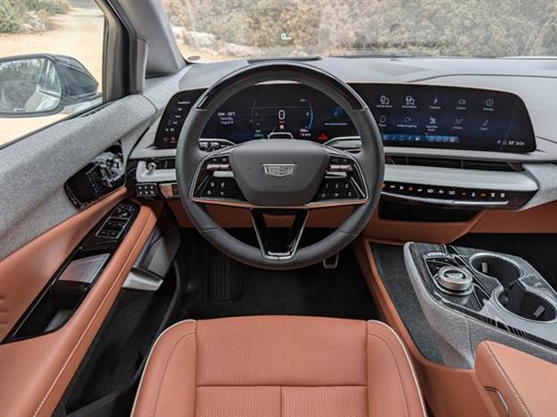 הנדסת אנוש טובה מאוד. פאנל כפתורים למזגן וגלגלת תפעול למולטימדיה בנוסף לשימוש במגע