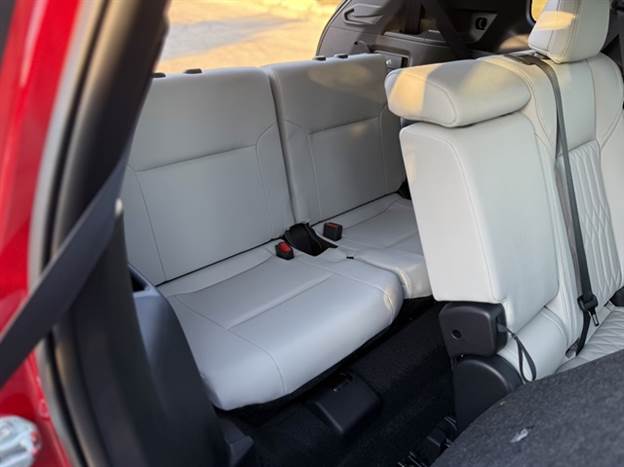 הכניסה לשורה השלישית לא נוחה, והיא תתאים לילדים