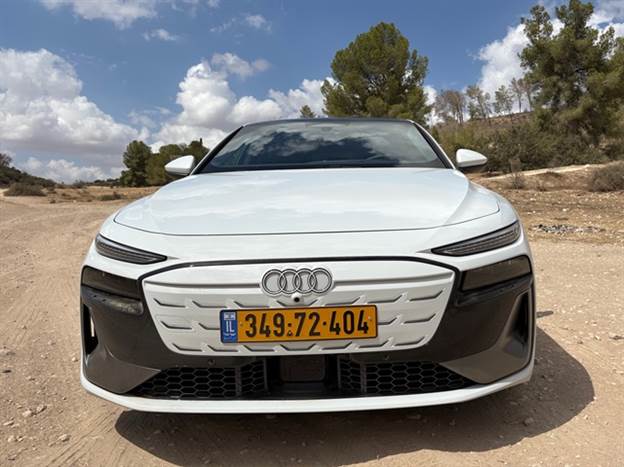 שני מנועים חשמליים, עם הנעה אחורית, עד 326 או 380 כ“ס במצבי Boost