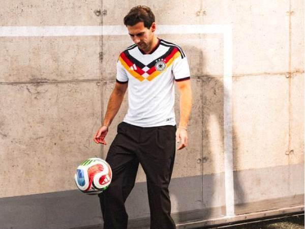 התלבושת של גרמניה (האתר הרשמי של אדידס)