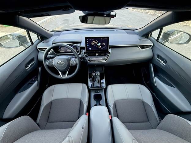 העיצוב הפנימי נותר דומה, למעט מסך מולטימדיה גדול יותר ואותה איכות חומרים בסיסית יחסית