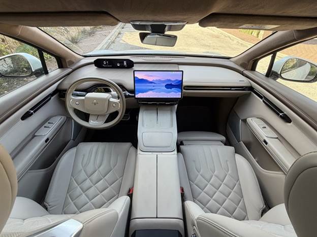 תא נוסעים איכותי ועשיר באבזור