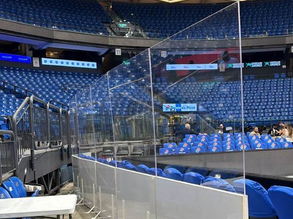 מחיצת הזכוכית מאחורי ספסל פאו