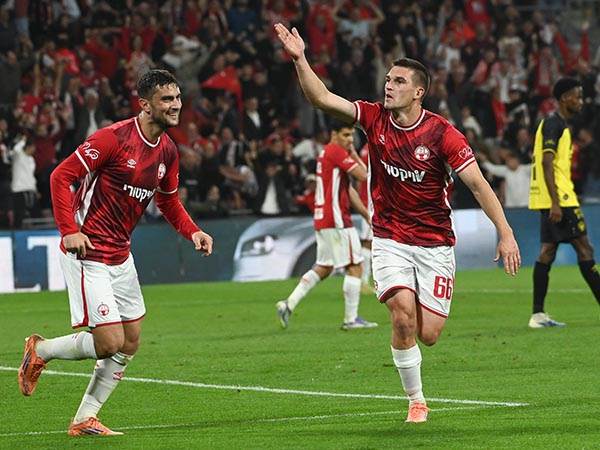 זלאטנוביץ`. נגיחה מצוינת שלו לרשת (ברני ארדוב)