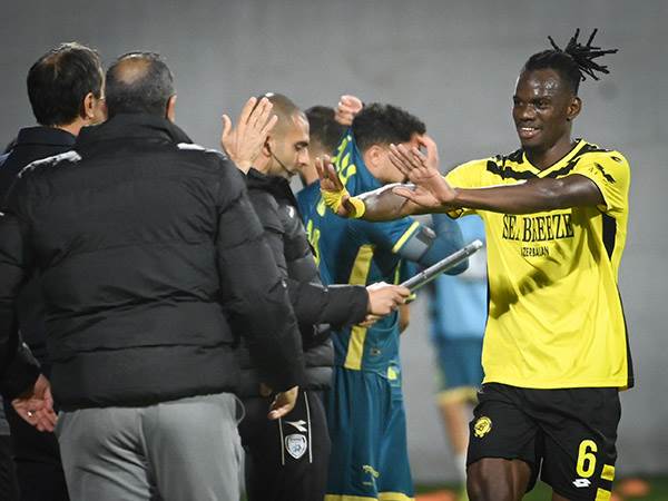 וקונאטה חתם חצי שעה משוגעת (ברני ארדוב)