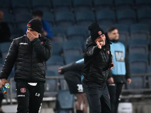 הקבוצה שלו בבעיה. זיו אריה (ברני ארדוב)