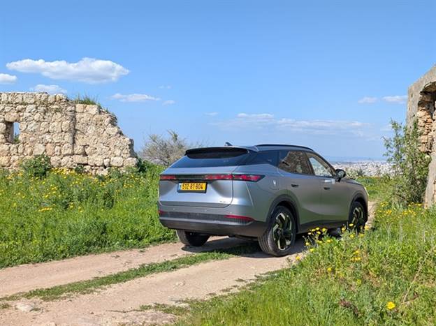 עיצוב ספורטיבי יותר עם לא מעט מאפיינים שהזכירו לנו לקסוס