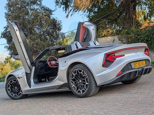 דלתות פרפר (כמו מספריים, רק שנפתחות קצת לצדדים)