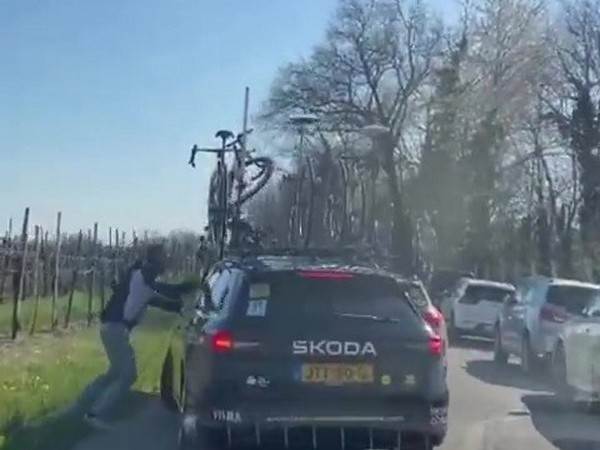 רגע תקיפת הרכב | צילום: Nicholas_EffeTi