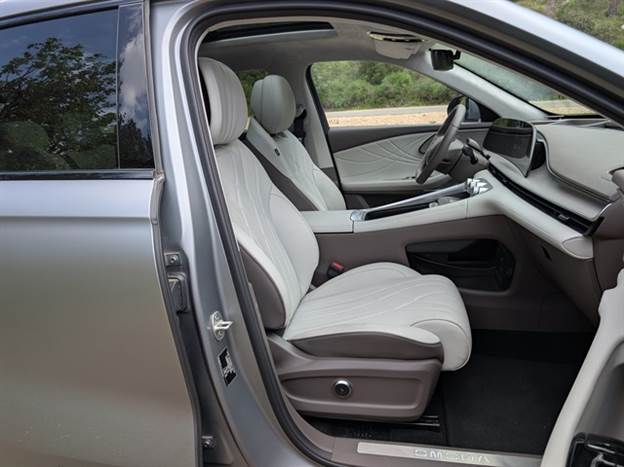 מושבים נוקשים יחסית, אך נוחים. היינו רוצים עוד קצת תמיכה צידית ושיפור תנוחת הנהיגה