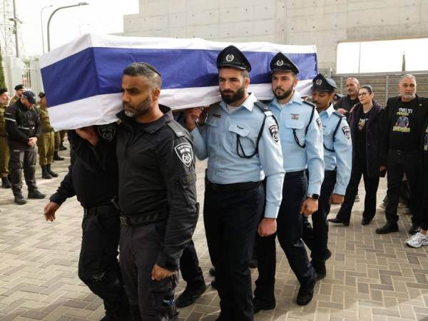 ארונוב סוחב את ארונו של רן גואילי ז“ל (צילום: פרטי)