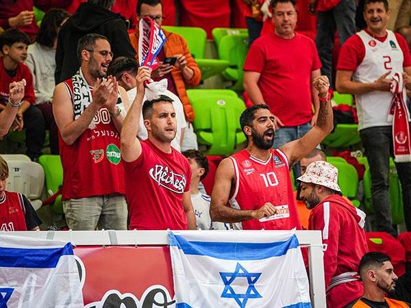 נשארה עם הקהל הרציונלי. אוהדי הפועל אמש בבוטבגראד (Photo by Yulian Todorov/Euroleague Basketball via Getty Images)