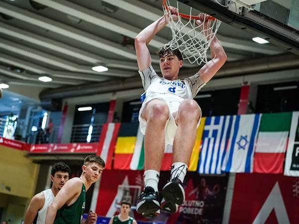 בדרך למכללות. מוזס (FIBA)