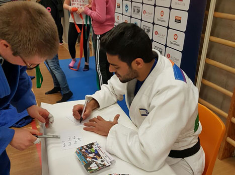 נבחר לאמן ולהרצות. מוקי