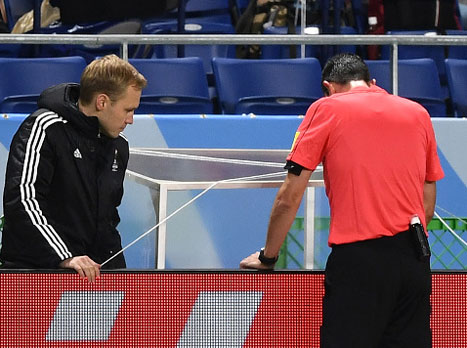 קשאי מתבונן במסך (GETTY)