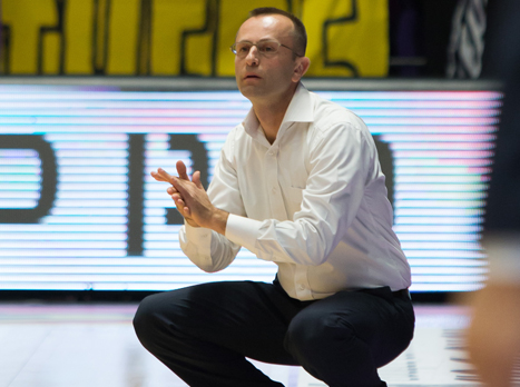 החמיא לשחקנים. שמיר (מנהלת הליגה)