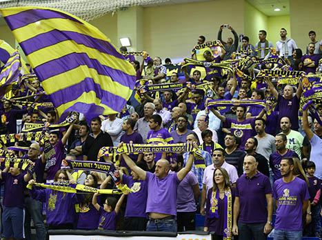 אוהדי חולון. מרעידים את אולם הקונכייה