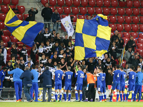 השחקנים של צור שלום הודו לקהל שעשה את הדרך (דני מרון)