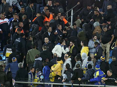 העימות ביציע. חם בלוד (צילום: אלן שיבר)