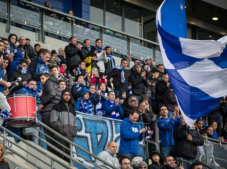 הקהל של מכבי פ"ת מאושר ובצדק (צילום: ספי מגריזו)