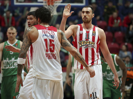 שחקני אולימפיאקוס חוגגים (Getty)