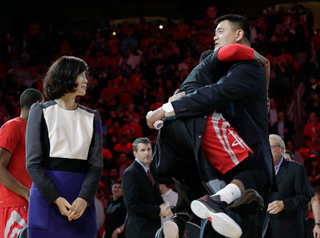 יאו מחבק את ג'יימס הארדן הלילה ביוסטון (getty)