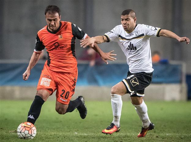 גלבאן מנסה להשתחרר מקלאודמיר. תוצאה מאכזבת לשתי הקבוצות (צילום: ספי מגריזו)