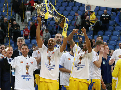 סמית' ברגע שלו עם הגביע. מאדריכלי הניצחון (אלן שיבר)