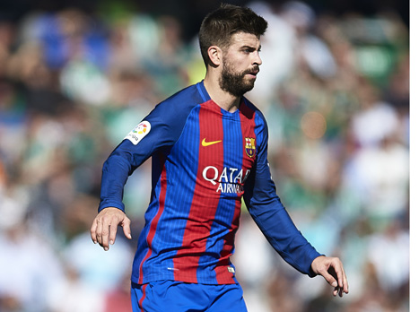 פיקה מגן על לואיס אנריקה (getty)