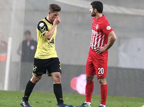 כעס על האדום שספג. קלטינס (צילום: אלן שיבר)