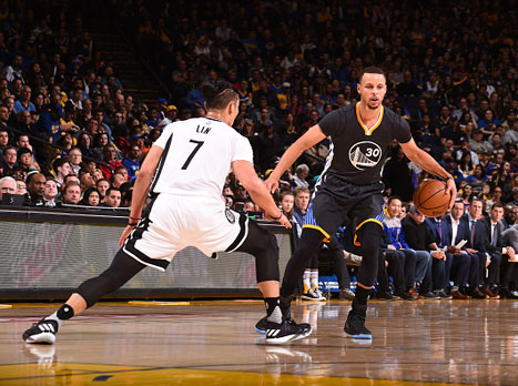 משחק פושר של גולדן סטייט. סטף קרי עם הכדור (getty)