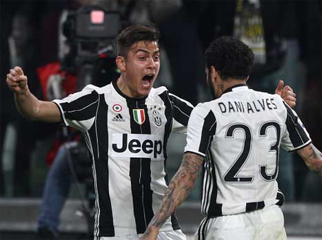 איזו דרמה. דיבאלה חוגג עם דני אלבס (Getty)