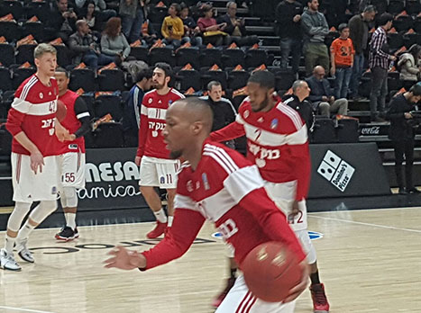 שחקני ירושלים. לא היו מודעים למה שמתחולל ביציע