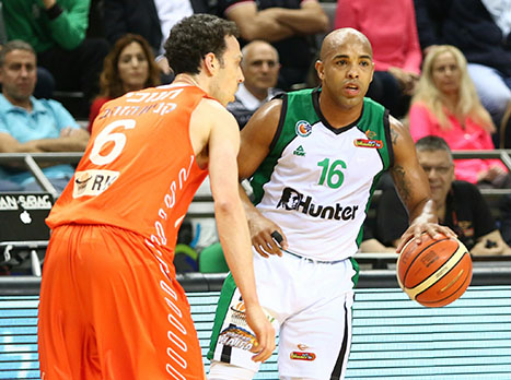 ורגאס וחנוכי. זה עוד היה צמוד עד לרבע האחרון (מנהלת)