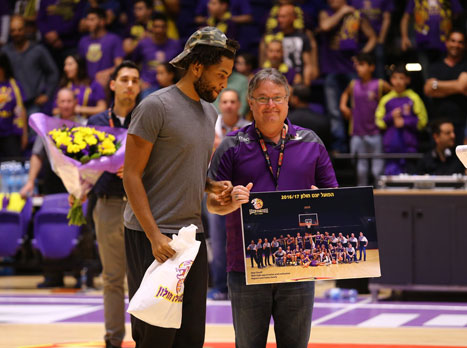 התרגש בטקס פרידה. וויאט (מנהלת הליגה)