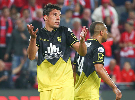 רואדה מתוסכל. עוד הפסד לבית"ר בטרנר (צילום: דני מרון)