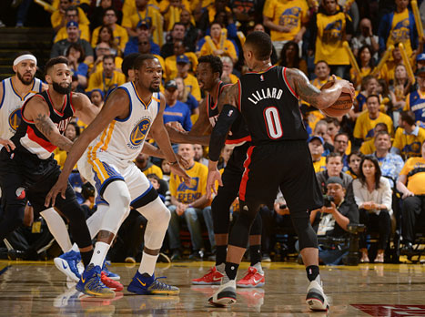 דוראנט שומר על לילארד במשחק הראשון בסדרה (getty)