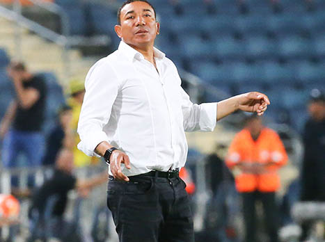 ברק בכר בורח. וידיגל מודאג בטדי (צילום: דני מרון)