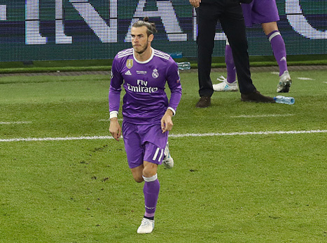 בייל נכנס להרגיש את הדשא בקרדיף (getty)