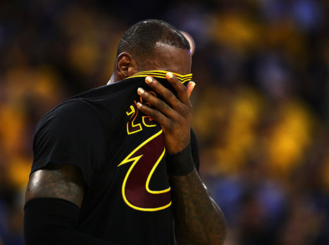 התלבושות השחורות לא עזרו לקליבלנד. לברון ג'יימס (getty)