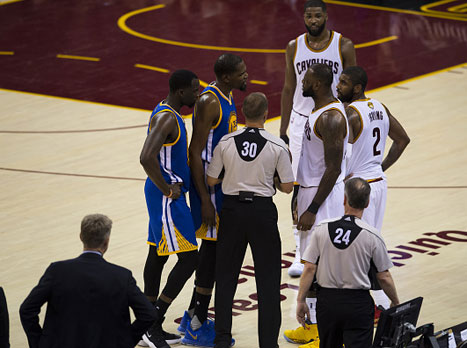 האווירה הייתה חמה כאשר השופטים שרקו לא פחות משבע עבירות טכניות (getty)