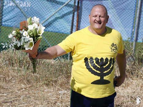 האוהדים חיכו לבניון עם הפרחים (צילום: אלן שיבר)