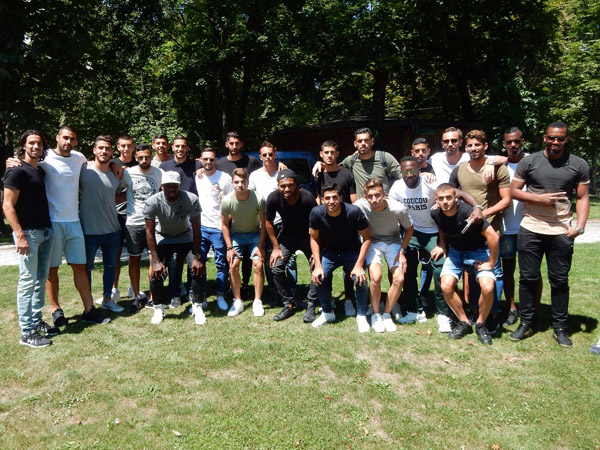 השחקנים בתמונה קבוצתית במחנה (צילום באדיבות מכבי פ"ת)