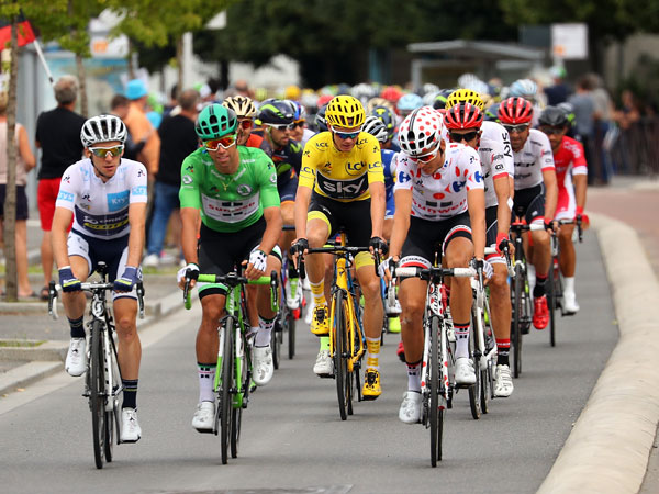 כל לובשי החולצות בפריים אחד (getty)