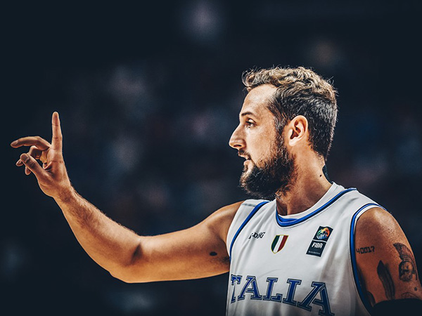 בלינלי קלע לבד שלשות כמעט כמו כל הנבחרת (FIBA)