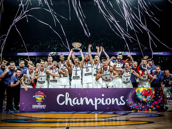 המדינה הקטנה עם אליפות מושלמת וזכייה אדירה בגביע (FIBA)