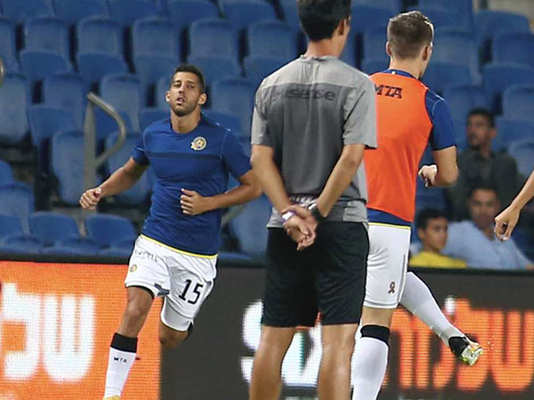 מיכה בחימום מול נתניה. קיבל בשורות רעות (צילום: אלן שיבר)