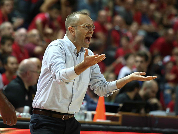 שמיר. "שחקנים עדיין לא ברמה שהם יכולים להיות" (אלן שיבר)