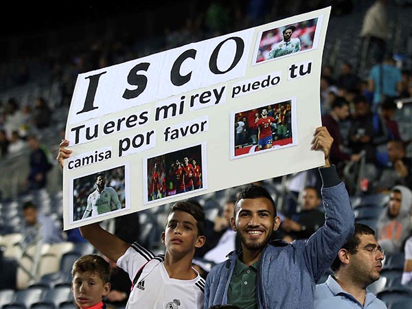 אוהדים עם שלט תמיכה באיסקו (אלן שיבר)